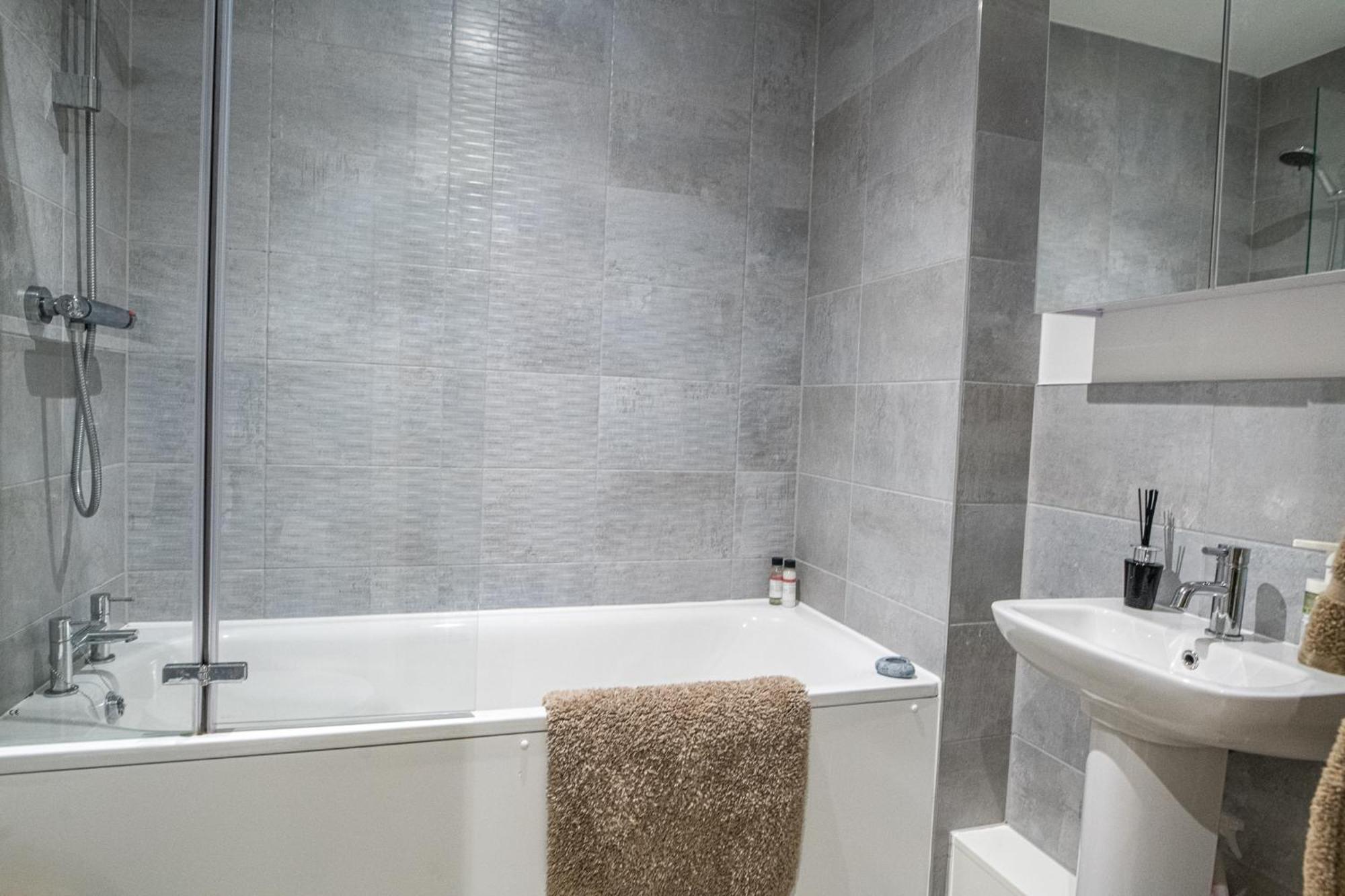 Modern And Spacious Apartment In Salford Quays Manchester Esterno foto